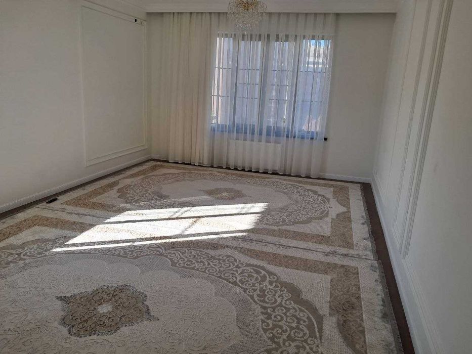 Продаётся в "ОБКОМОВСКИЙ "доме 4х комнатная квартира. "Крытый рынок"