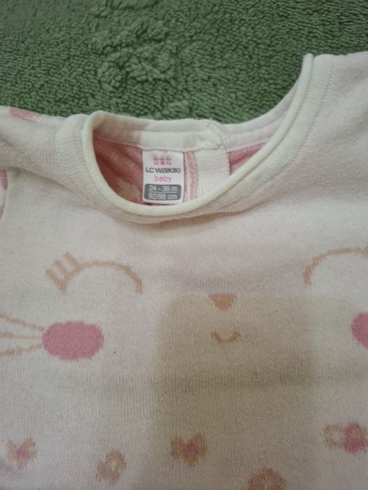 Продаются кофточки и 2 шапочки