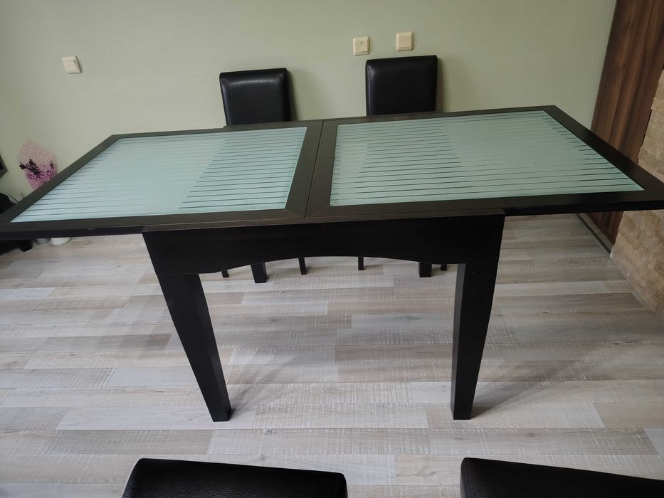 Трапезна маса с четири стола