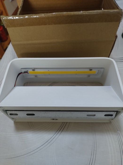 Aplica interior/ exterior case birouri spatii comerciale 8w
