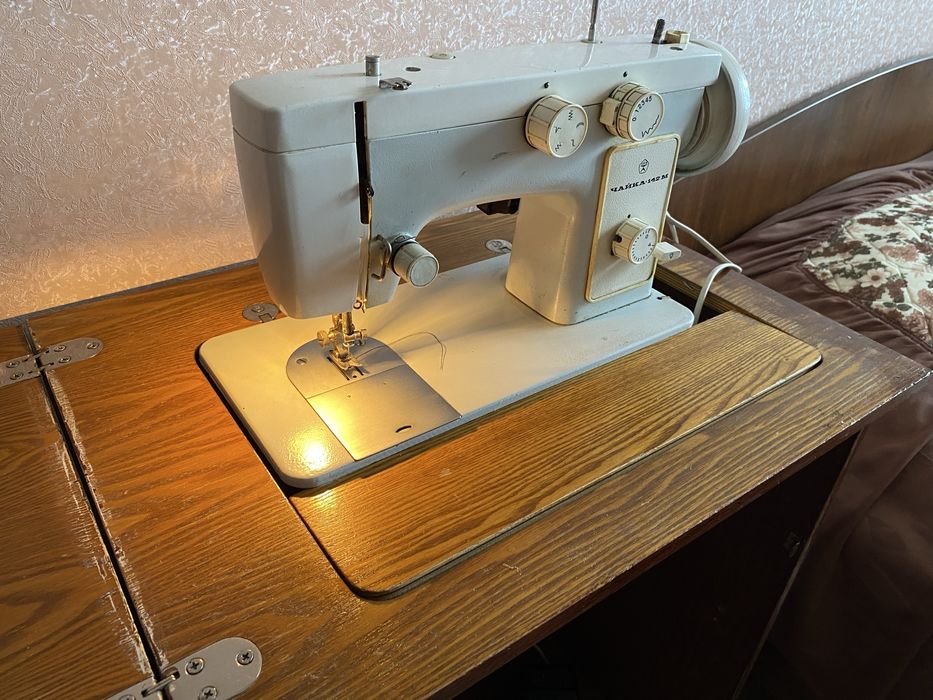 Швейная машинка Чайка 142м