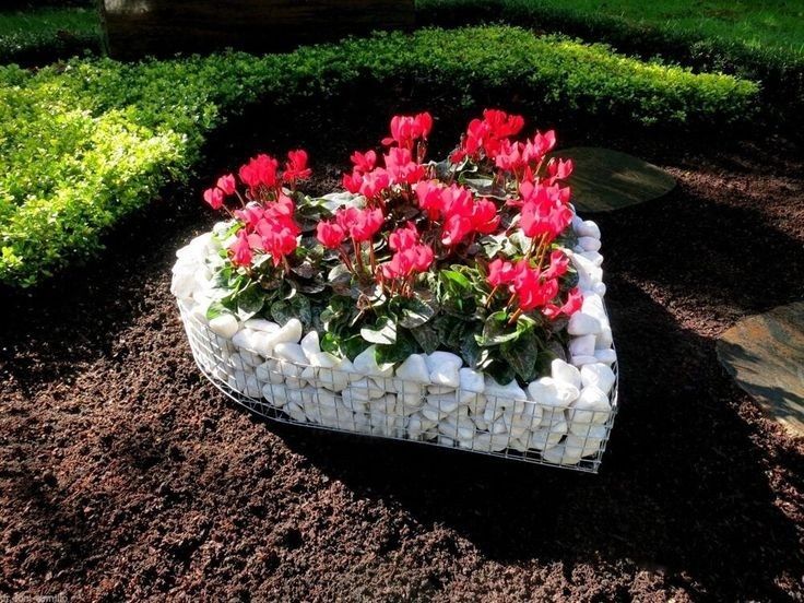 Декоратция из белый камни