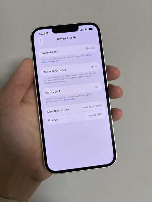 Белый iPhone 16e 128 GB