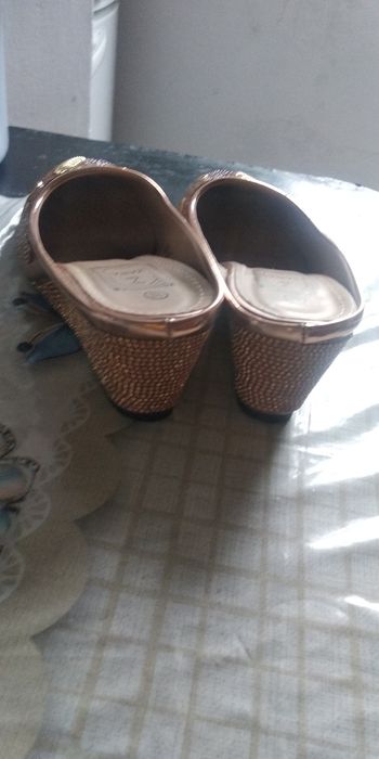 Туфли сотилади. Продается туфли.