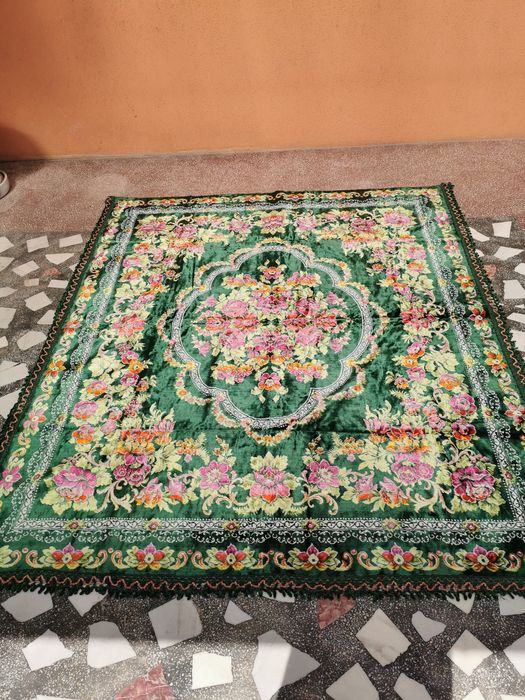 Carpeta de perete cu doua fete de perna