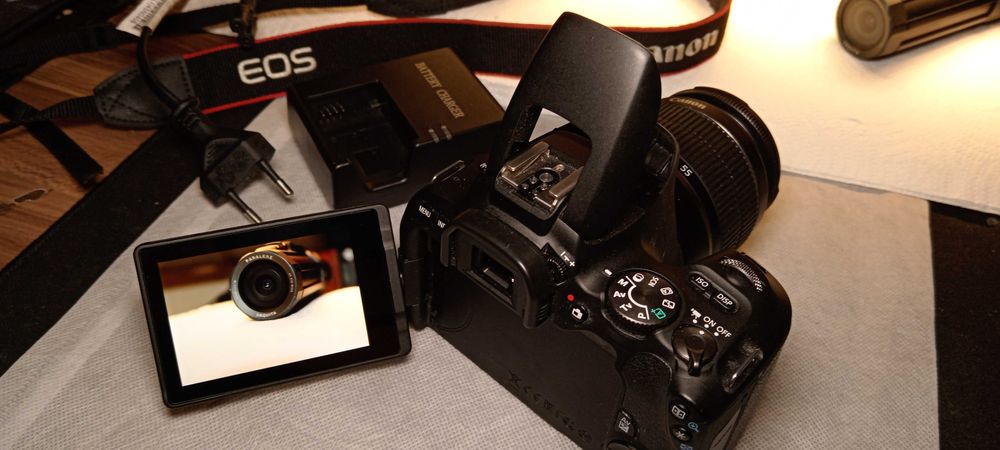 Vand/Schimb Canon EOS 200D,24.2 MP,Wi-Fi,Negru +Obiectiv EF-S 18-55mm.