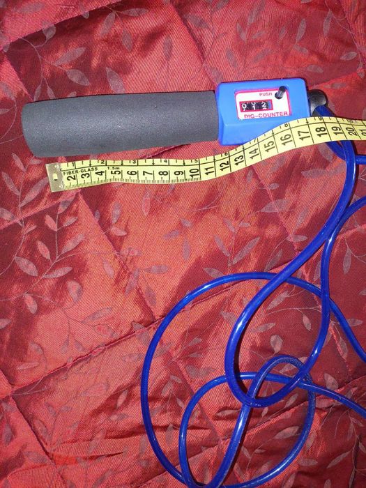 Прыгала скакалка