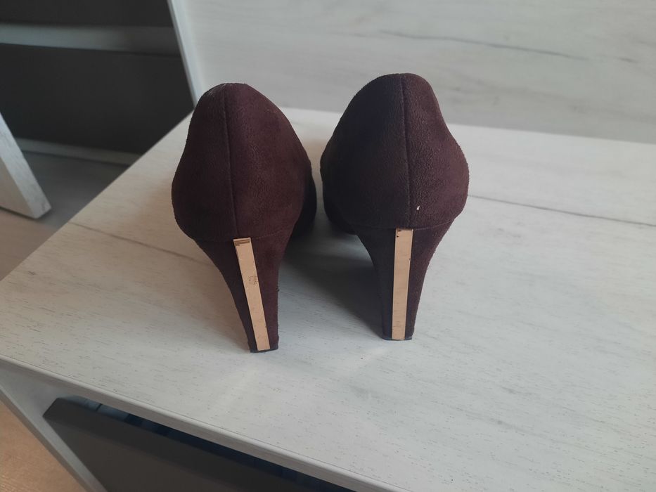 Дамски обувки на дебел ток