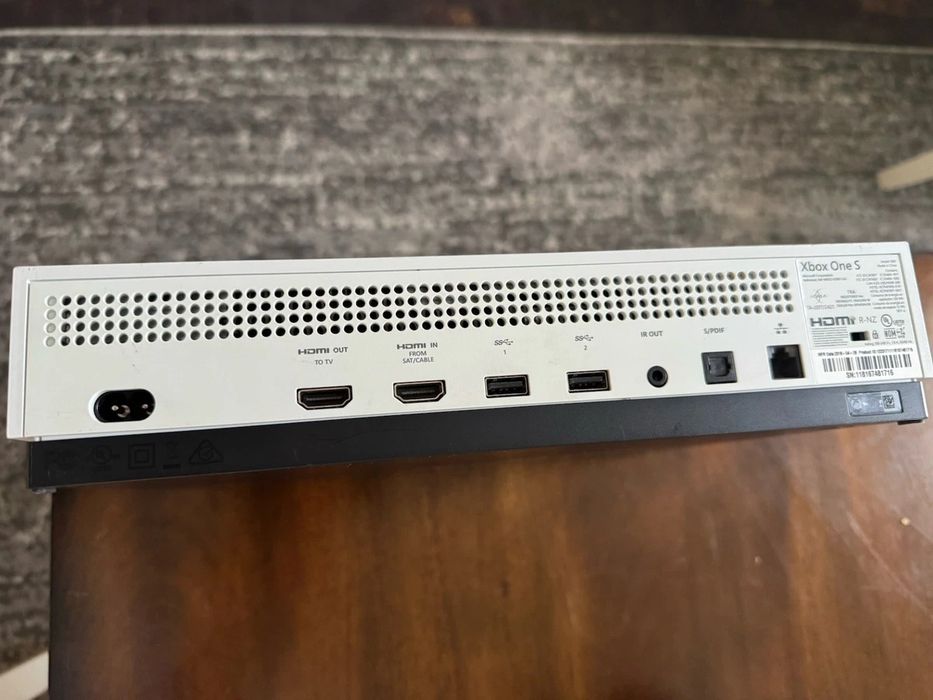 Xbox One S 1TB в идеальном состоянии
