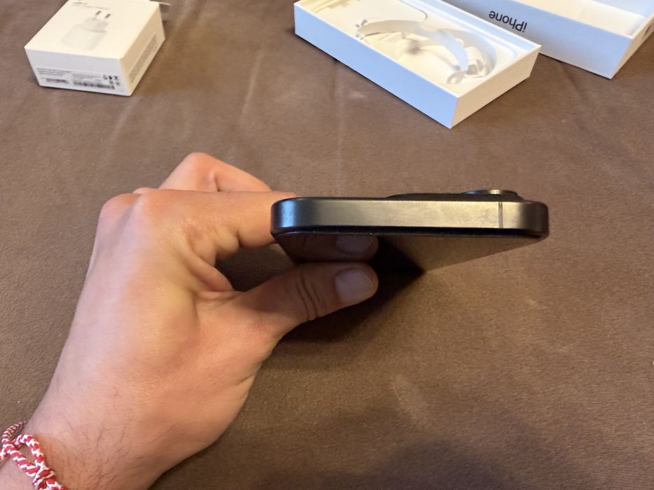 Продавам Iphone 15 pro 256GB black titanium