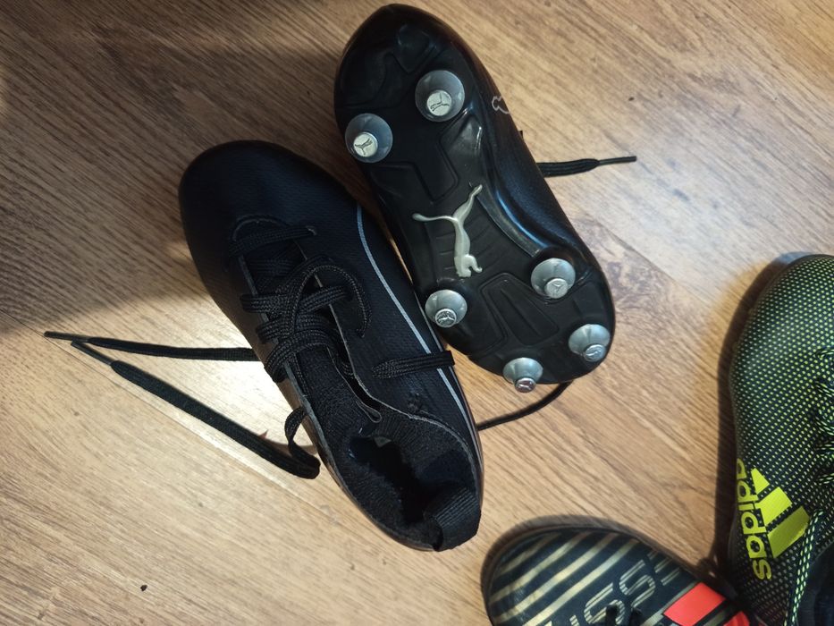 Футболни обувки и стоножки