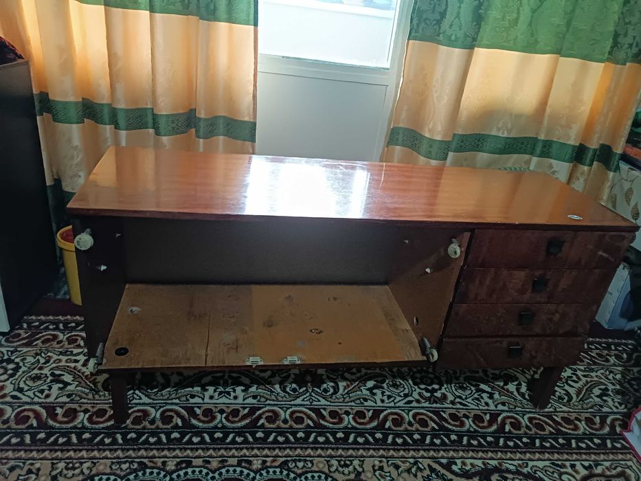 Продаю тумбу под ТВ можно, советская прочная, дверцы есть.