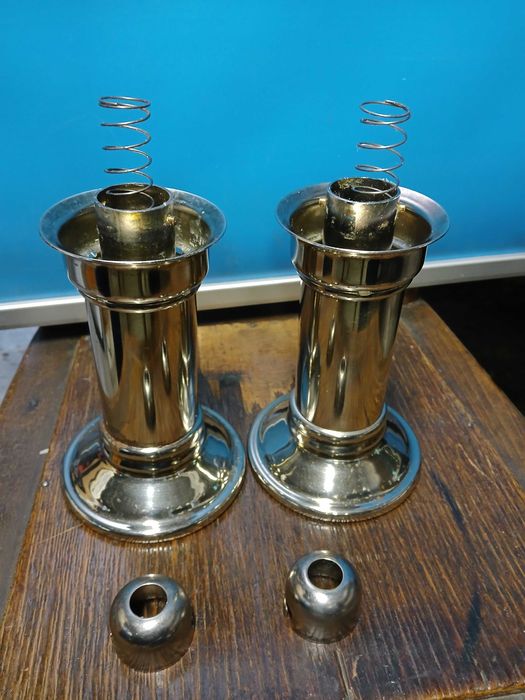 Стари антикварни свещници със пружинен механизъм.