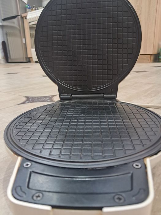 Вафельница Binatone продам.