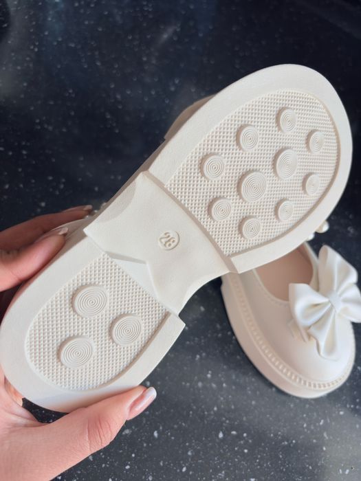 Много красиви и нежни детски обувки