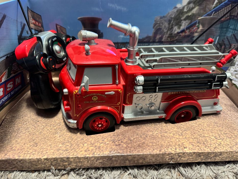 Red Disney cars cu telecomandă și funcție stropire cu apă!