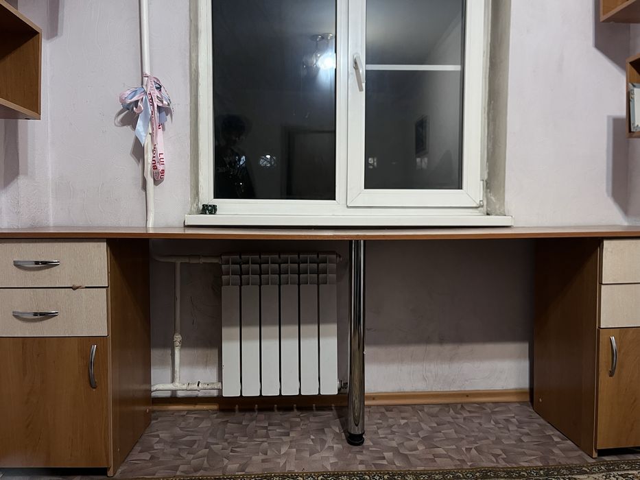 Продам стол и четыре одинаковые полки.