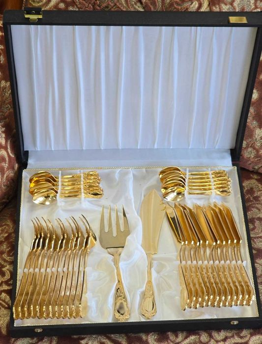 Set tacâmuri aurite SBS Solingen pentru 12 persoane,