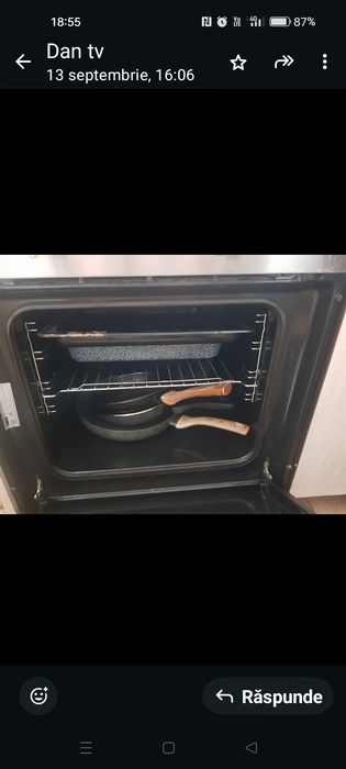 Aragaz electric cu plită pe gaz și un șemineu mare