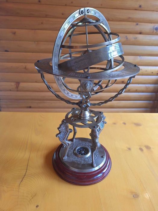 Армиларна сфера с компас