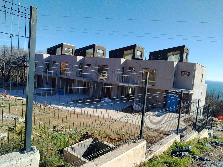 Продавам 2 къщи в един парцел в гр Варна Панорама море