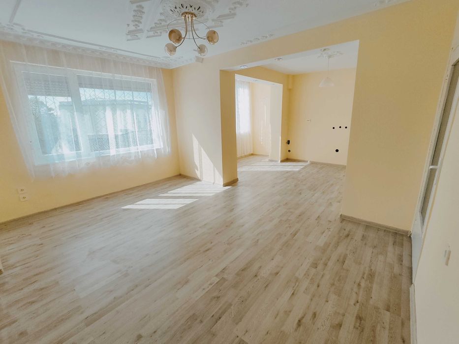 Продава  четиристаен с гараж в центъра