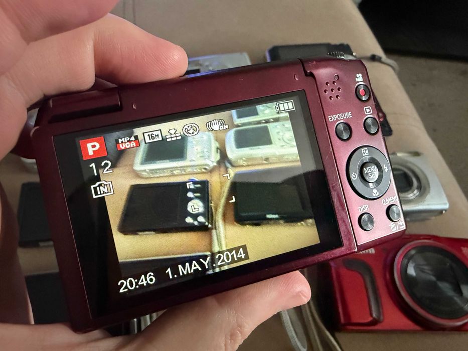 Комплект от 11 употребявани компактни фотоапарата Canon, Pentax, Nikon и други