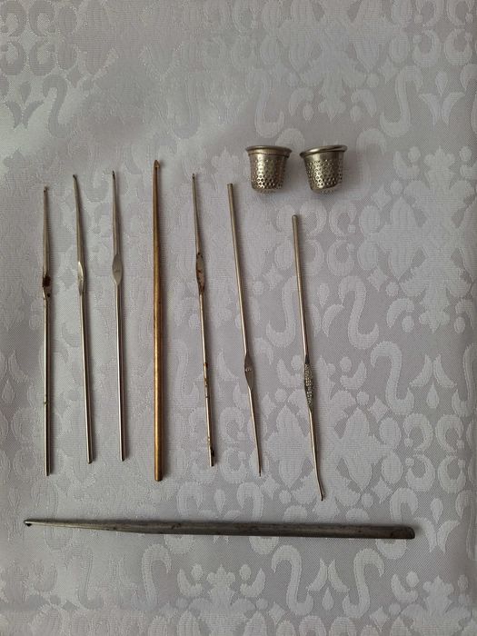 Croseta metalica, diferite dimensiuni (8 buc) + doua degetare metalice