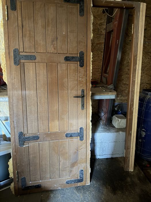 Usi de intrare din lemn masiv stil rustic din demolare controlata