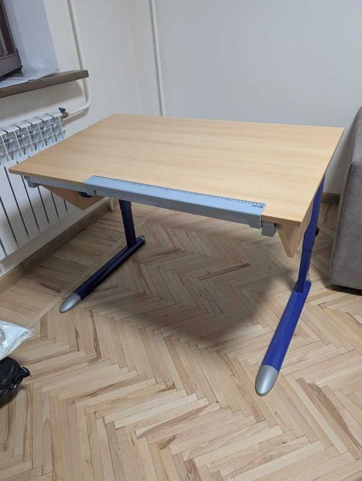 парта/стол для ученика.