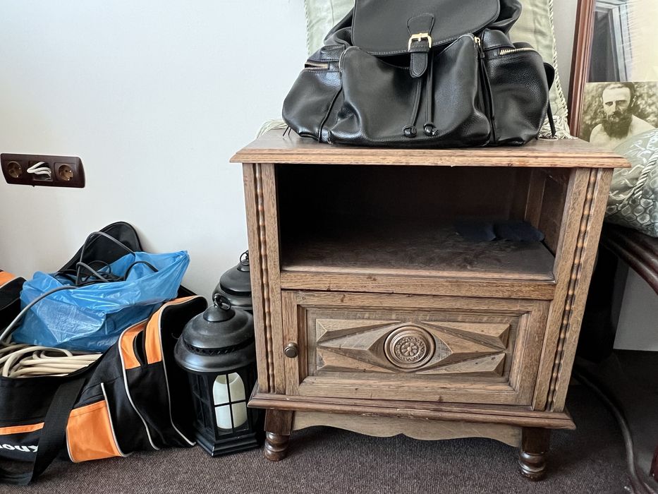 Vand mobila vintage din lemn de stejar masiv,cu sculpturi