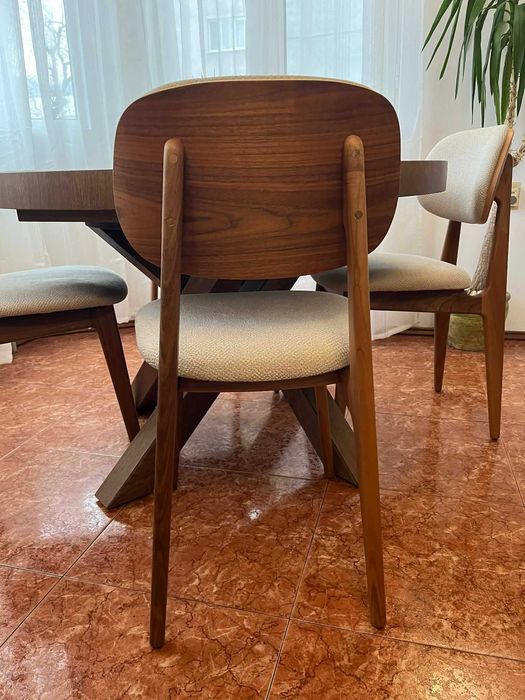 Модерни Масивни Тапицирани Столове