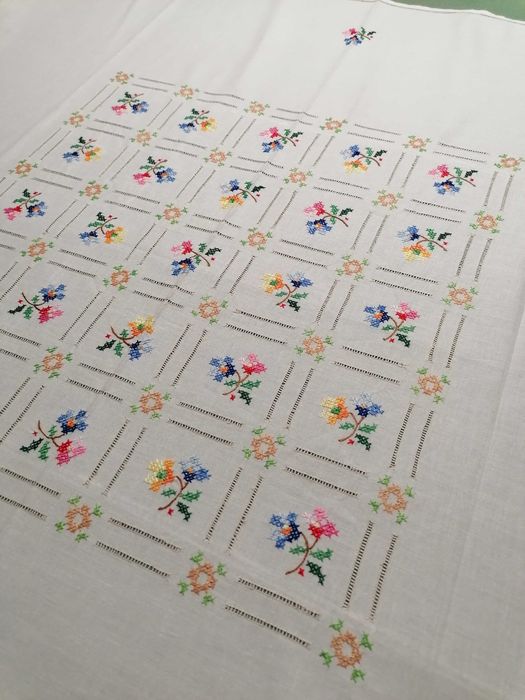 Каре бродирано за маса