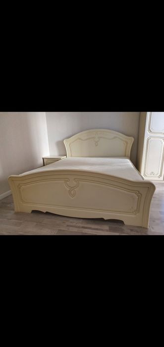 Кровать с матрасом, комод с зеркалом.