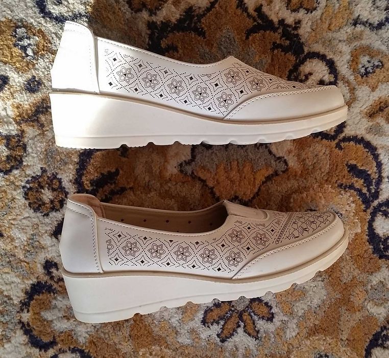 Продавам практични дамски обувки