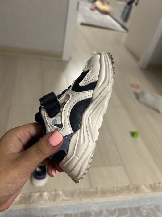 Продам детские кроссовки