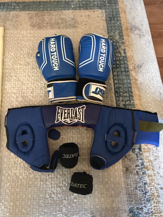 Набор из Бокс. Перчатки, шлем, бинты все вместе