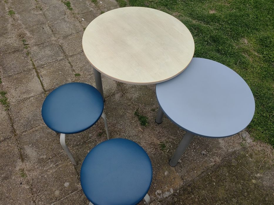 Уникална бутикова маса 2 в 1 със две табуретки