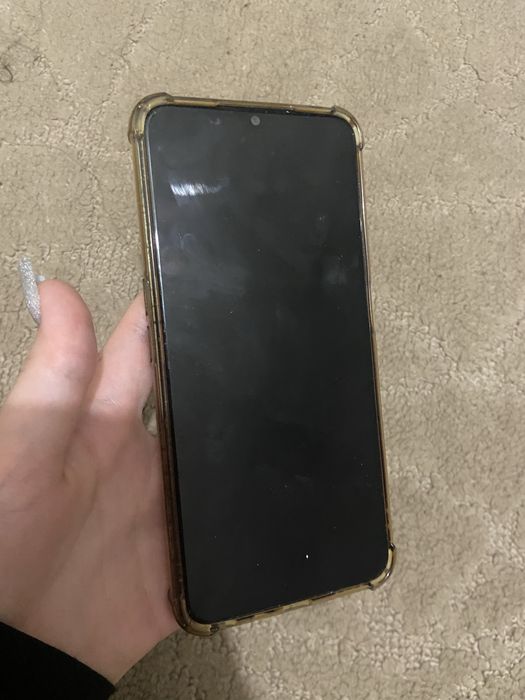 Телефон Realmi C35.