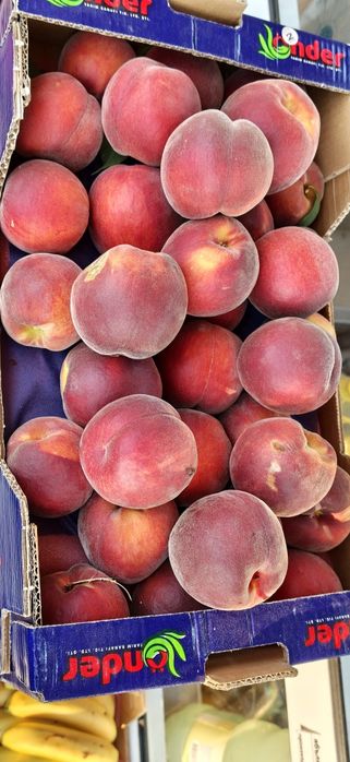 Продавам праскови Роял Глори