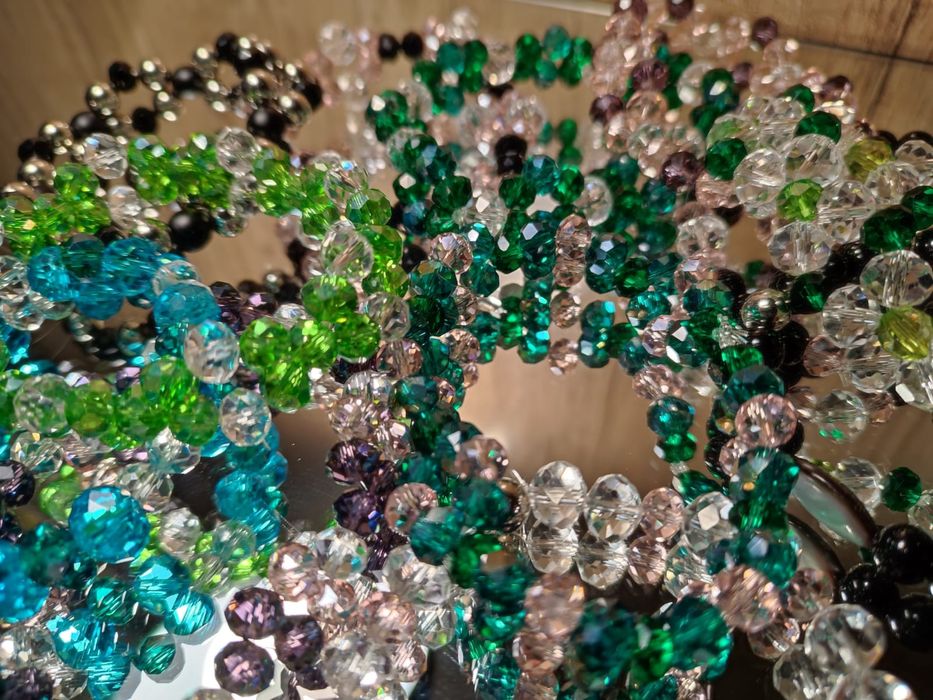 Браслеты, серьги из натуральных камней.