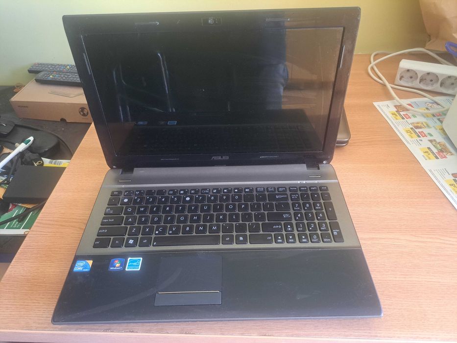 Pachet laptopuri piese/reparații: HP 650 (funcțional, ecran spart) + Asus U52F + Încărcător HPPreț: 160 lei (negociabil)