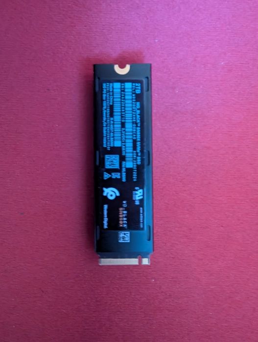 WD Black SN850X 2TB NVMe SSD диск Gen4 с радиатор, DRAM кеш, скорост до 7300 MB/s, PS5 съвместимост