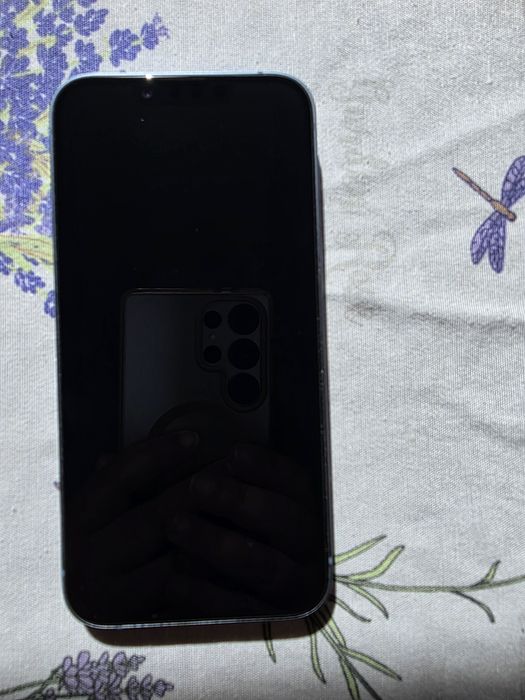 Продавам iPhone 14 с два калъфа SPECK  MAG SAFE
