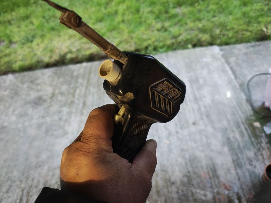 Pistol de lipit romanesc