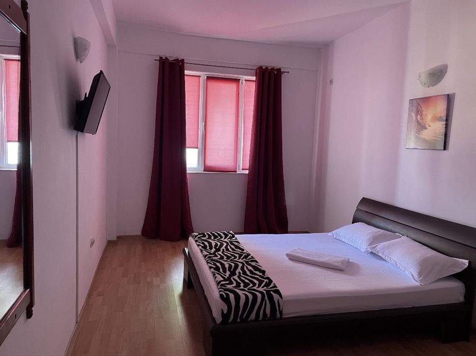 Camere la curte de inchiriat