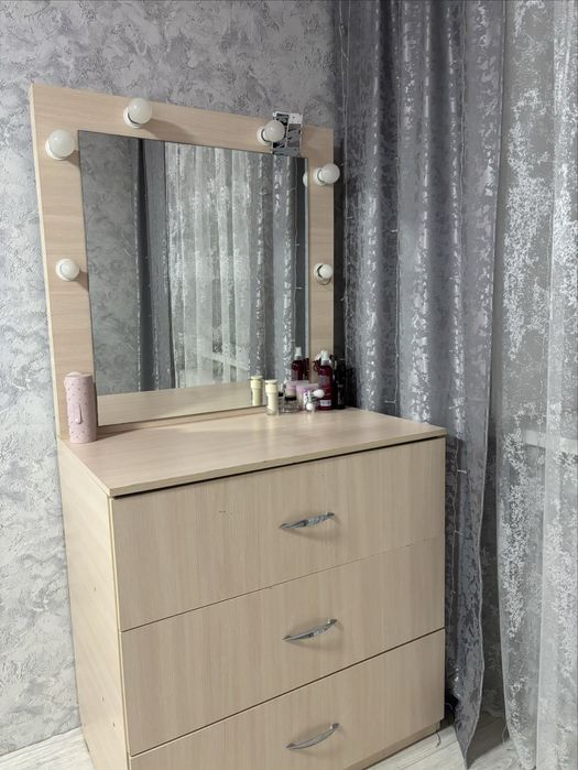 Комод с зеркалом