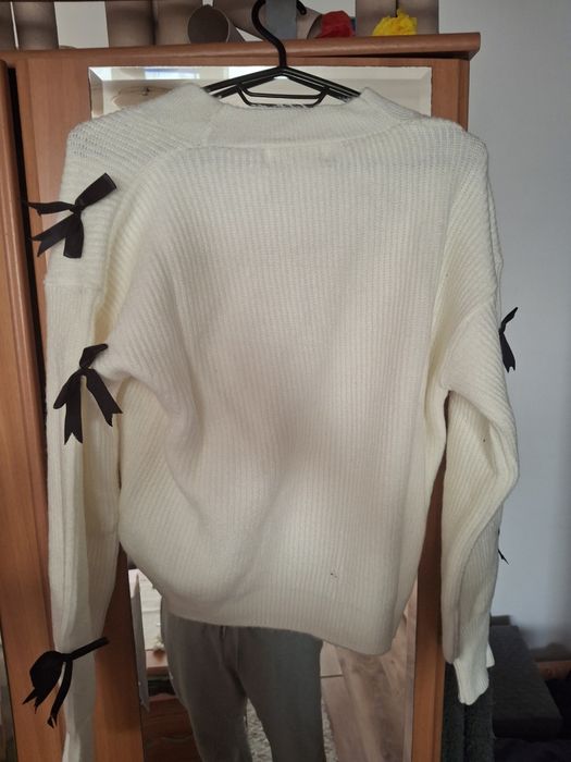 Cardigan alb cu fundițe negre