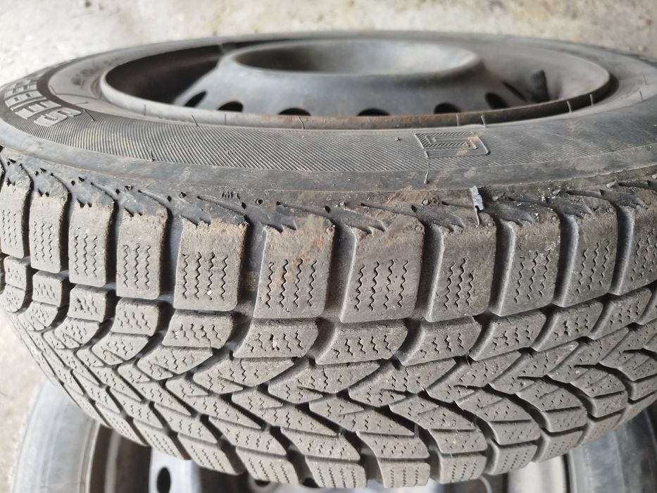 Продавам зимни гуми почти нови с джанти Субару Джъсти 165/70/14  5jx14