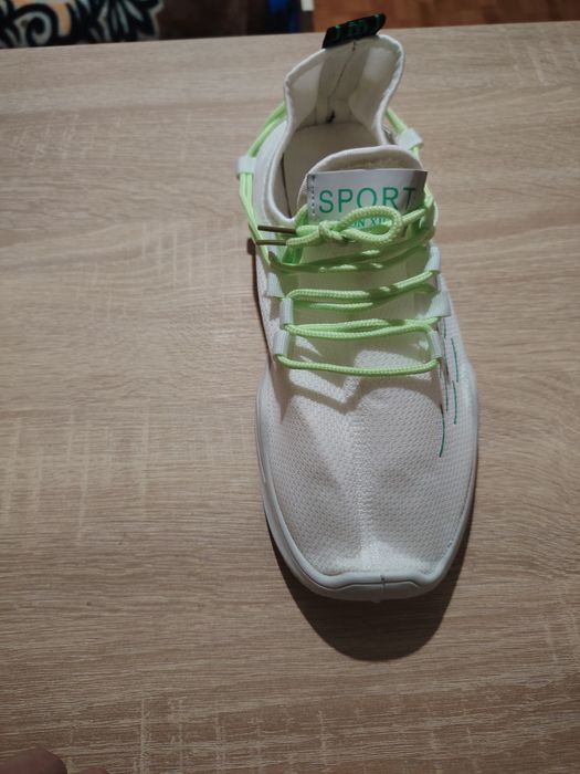 Adidași sport unisex NOI,albi cu verde-ușori,comozi.Marimea 41,42,43